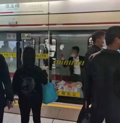 男子被夹地铁和屏蔽门中间情况是这样的