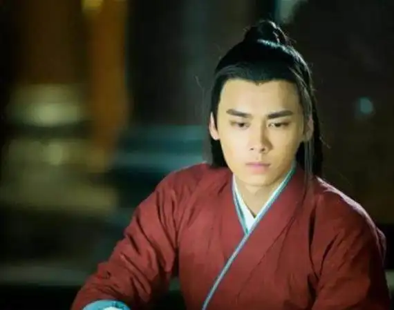 以前的古装男神只需一根绳子,如今穿金戴银的,网友闪瞎眼