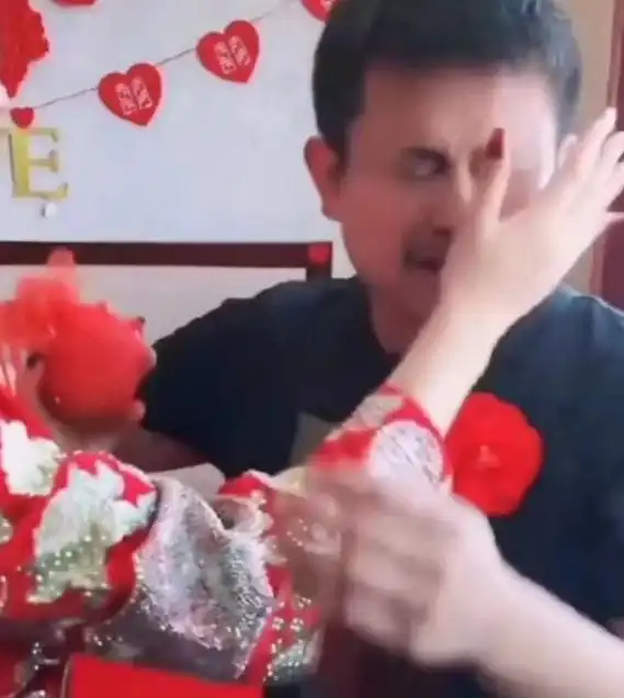 女子出嫁,一男子嚎啕大哭,知情人称两个人既是兄妹,也是父女