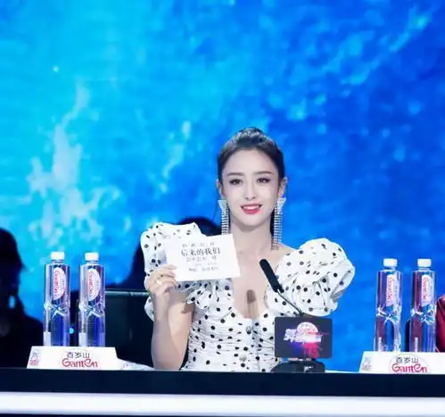 舞蹈女神佟丽娅,穿白色波点泡泡袖修身连衣裙,气质出众很迷人