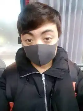 大家说直接把这个小男孩的口罩拽下来是不是不尊重他怎么才能用尊重他的方式把他的口罩弄掉呢