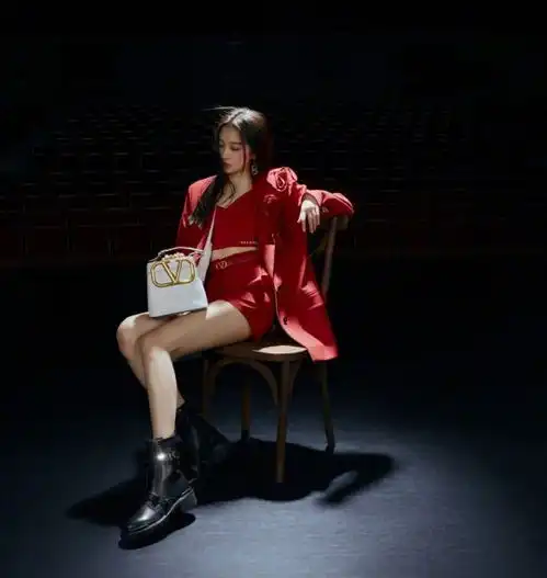 关晓彤越来越有女人味穿豹纹搭配黑丝秀美腿,火辣又媚而不俗