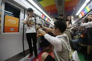 北京彩虹地铁现男男求婚