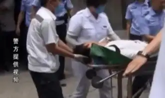 22岁情侣自杀,十指紧扣躺床上留7字遗言,网友不负责任