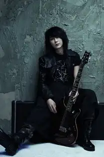 黄义达摇滚袭来演唱会暗黑造型曝光