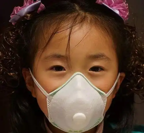 戴口罩跑步被热议多地叫停体育课戴口罩,小孩如何戴口罩