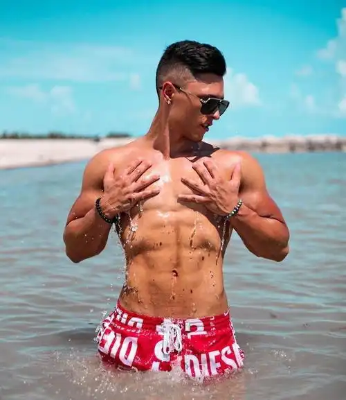 欧美鲜肉有着迷人的小麦色肤色,八块腹肌和人鱼线尤其性感