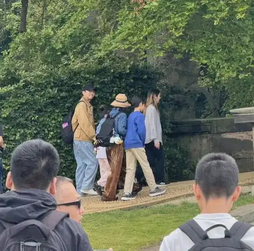 孙俪邓超带娃剑桥游玩,12岁儿子身高惊人,女儿像爸又像妈