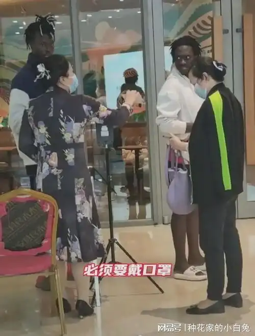 杭州2名外籍男子不带口罩强闯商场大姐怒斥必须要戴口罩
