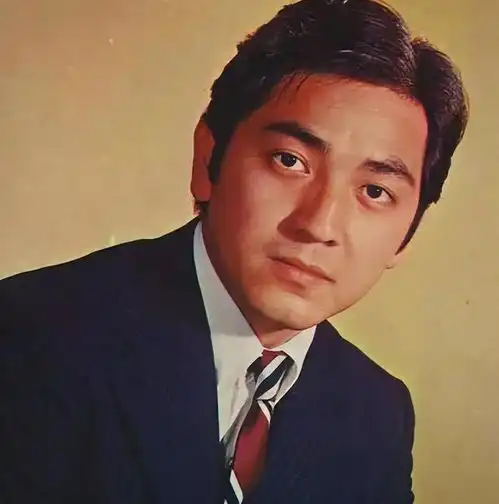 秦沛37岁女儿在香港办婚礼,姜大卫全家到场祝贺,一家人罕见团聚