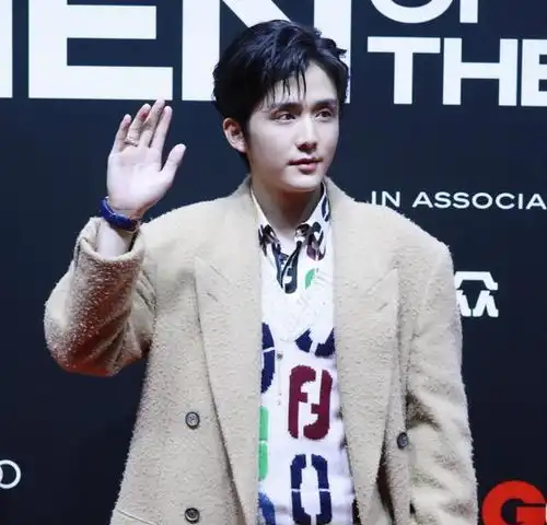 gq男星李易峰闪亮,杨洋排面,张若昀金丝镜,张新成起球大衣西装