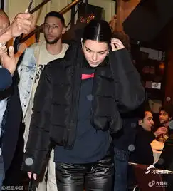 肯豆西蒙斯约会化身黑白双煞男友面前小鸟依人深情对视