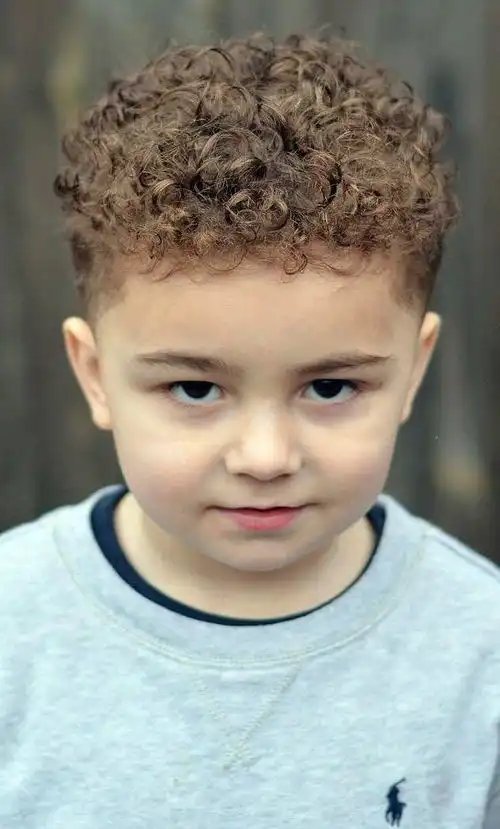 2025年最火小男孩发型,打造独特又可爱的形象