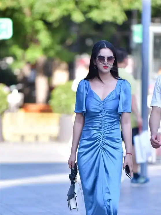 街拍美女路人穿搭,夏季清凉法则,让你成为时髦新宠