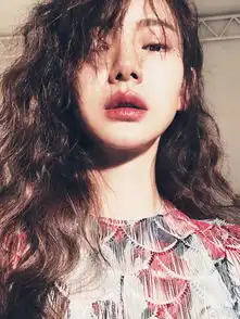 戚薇和杨幂同留海藻头发型,辣妈又逆生长了,网友气质不分上下