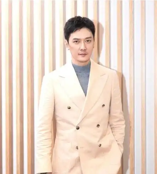 冯绍峰杏色西装出镜,男人味十足,粉丝赵丽颖给宠的