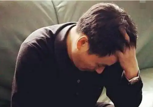 宝妈生娃第三天,丈夫就带公婆旅游散心,回家后看到现状悔哭了