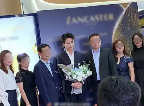 陈晓参加活动站c位,脸变圆润下颚线消失,手上不见婚戒