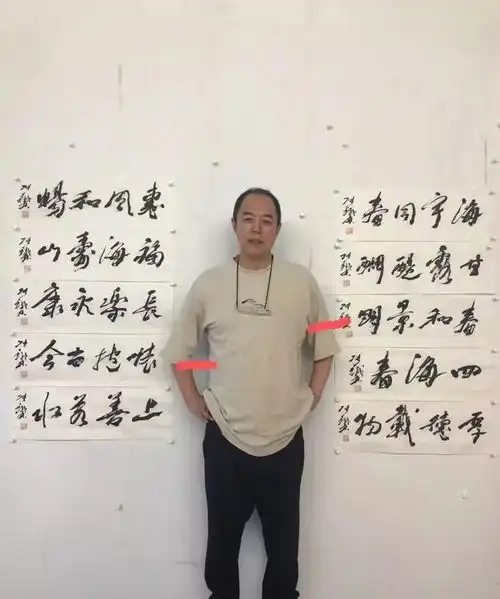张铁林和其书法作品合影,是高调秀书法还是什么骚操作