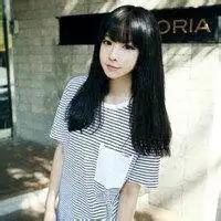 女生头像上一个长发长相精致的韩国女生是谁