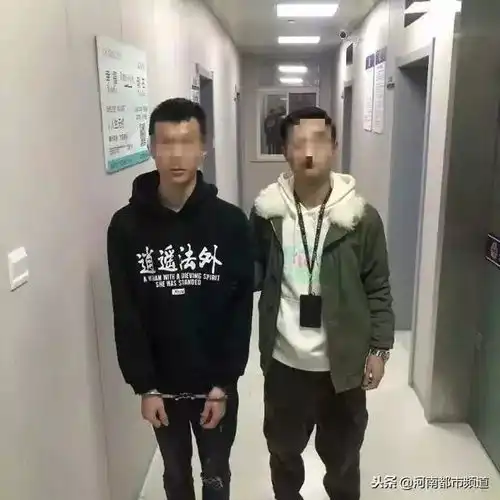 男子穿逍遥法外外衣去送人,结果一到火车站就被抓了