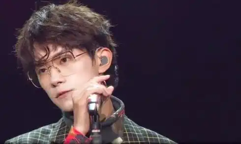 组图易烊千玺戴眼镜斯文帅气不失雅痞唱英文歌撩人心