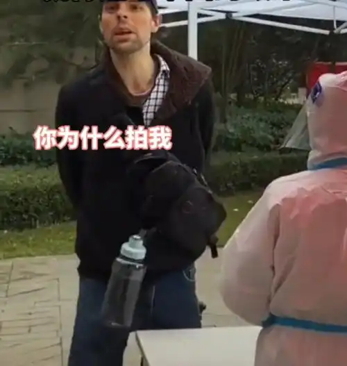 西安一外国人做核酸,爆粗口辱骂防疫人员是疯子,还随地吐痰