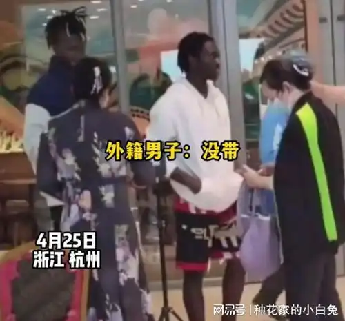 杭州2名外籍男子不带口罩强闯商场大姐怒斥必须要戴口罩