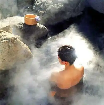 在日本泡温泉不能穿浴衣男女混浴流传至今,游客去了都脸红