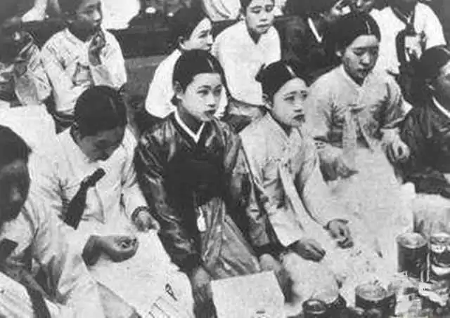 苏联士兵跟9名日本女战俘,生下73个孩子,19年后被判12年