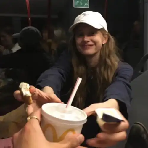 网易云热评高中一个男生虽然不是我同桌,坐我前面,他总是