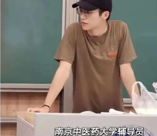 大学男老师因颜值走红,被称为西政何以琛,堂堂课座无虚席