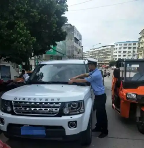 今天起,南充街头乱停乱放的车辆,将被交警严查严处,甚至拖走163手机网易网