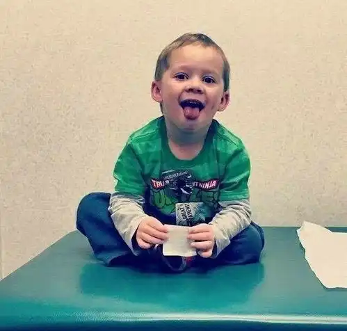 有没有假笑男孩的头像呀