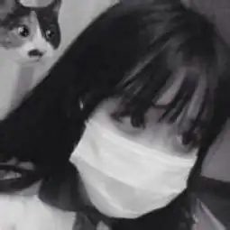 女生黑白戴口罩头像