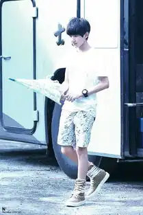 tfboys的王源新歌上榜,白t恤花短裤成熟帅气,网友超有男神潜力