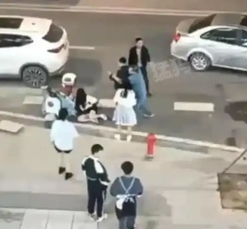 邵阳事件,白衣女有错在先,她要是不踢黑衣男子,就不会遭到飞踹