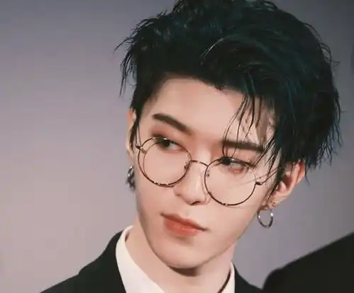 男明星大背头比拼,张艺兴成熟稳重,王源惹全网夸赞