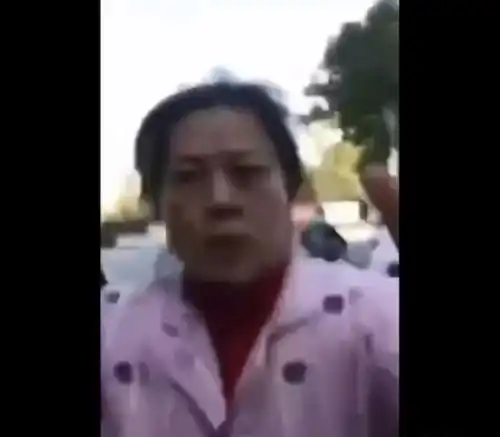 女子到小区门口取外卖拒戴口罩被劝阻,撒泼连殴三名保安人员