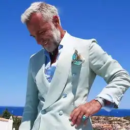 还记得那位雅痞范儿的富豪肌肉大叔吗据说因为炫富,破产了......