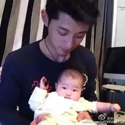 林更新抱着兄弟俩好宠溺,佩服于小彤抱娃坐电梯