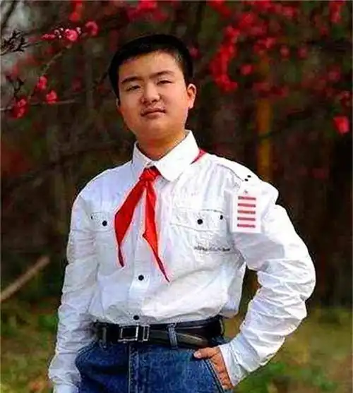 9年前坐在五道杠少年边上的不屑弟,如今看来他才是王者