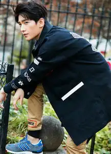 杨洋登时尚杂志封面游走街头展型男魅力