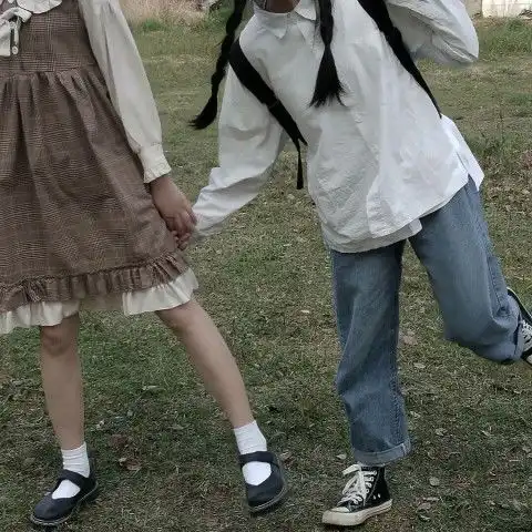 好姐妹专属头像刮大风记住不要低头,双下巴很明显