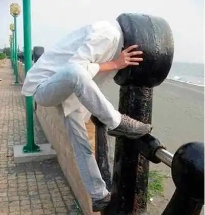 搞笑图片幽默段子笑话兄弟,你真调皮,头被卡住了吧