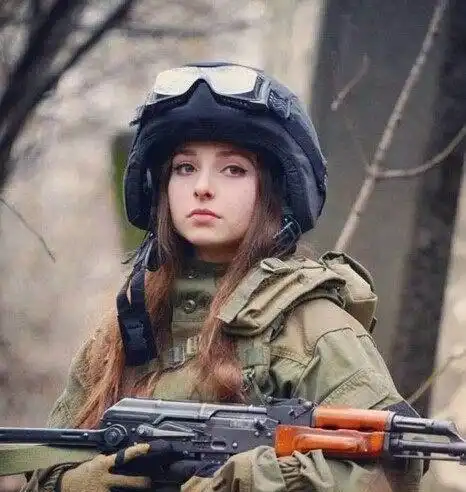 苏联女兵穿裙子上战场,被德国人盯上了,被俘虏后受尽屈辱
