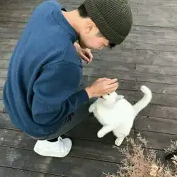 帅气男生抱可爱小动物头像精选越难过越听情歌那就以毒攻毒