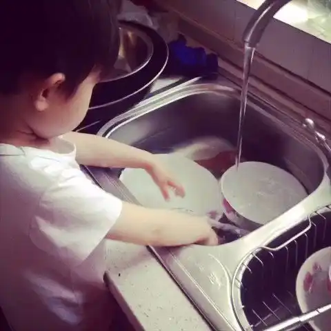 12岁男孩帮忙烤串走红为什么孩子要做家务,这是最好的答案