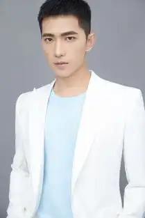 神隐杨洋终于出山白西装现身活动展现气质型男魅力