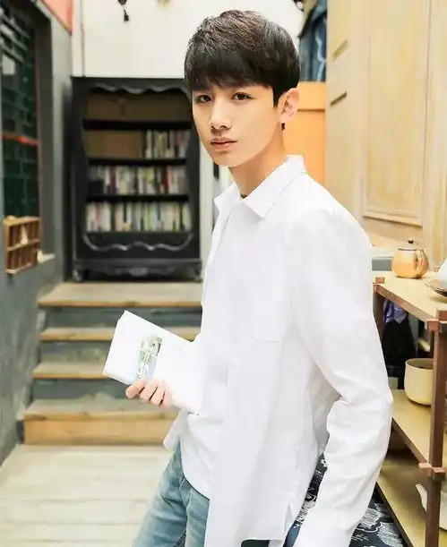 白敬亭少年脸蛋,猛男身材,另外的价钱竟是这样
